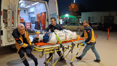 Malzeme indiriyordu... Yük asansöründe sıkıştı!