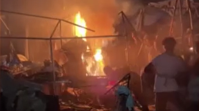 İsrail Gazze’de Filistinlilerin kaldığı kampı vurdu