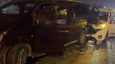 İstanbul'da trafik faciası: 3 araç birbirine girdi