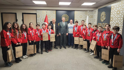 Ali Yıldırım Sezer Gölcüklü yüzücüleri ağırladı