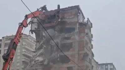 Ağır hasarlı bina tek dokunuşla yerle bir oldu!