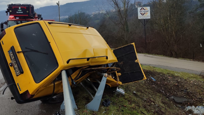 Bariyerlere ok gibi saplandı: Hurda yığınından sağ çıktı!
