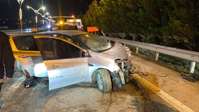 Kocaeli’de kontrolden çıkan araç direğe saplandı: Araçtan alkol kutuları çıktı!