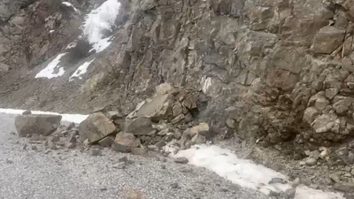 O ili deprem vurdu! Kaya parçaları yola düştü