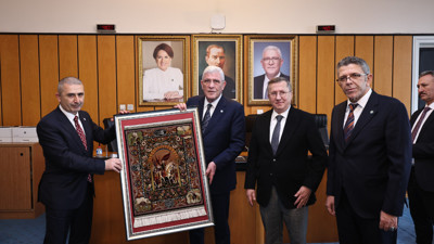 İYİ Parti Kocaeli'den Müsavat Dervişoğlu'na anlamlı hediye