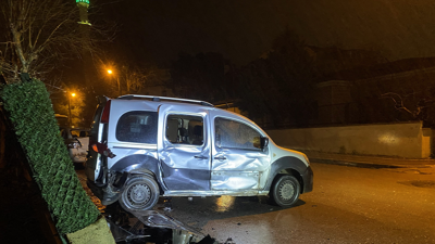 Kocaeli'de 3 araç birbirine girdi! Sürücü kaçtı...