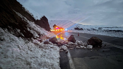 Yamaçtan kopan kayalar yola düştü!