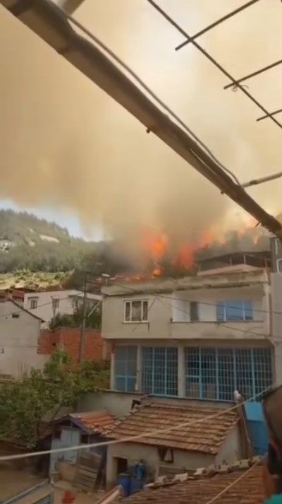 Orman yangının alevler evlere sıçradı... Gözyaşları içinde tahliye edildiler - Resim: 6