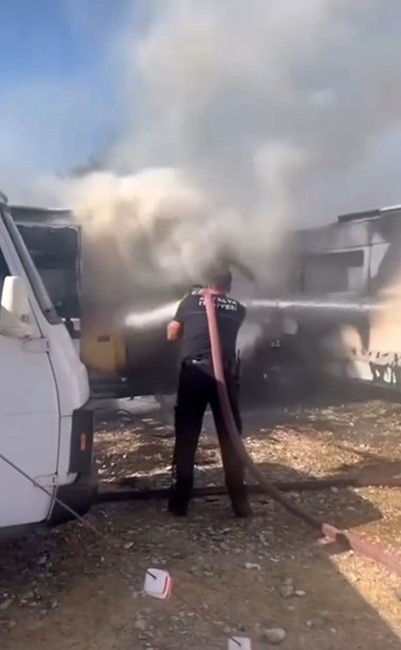 Park halindeki karavanda çıkan yangın, diğer karavana da sıçradı! - Resim : 1