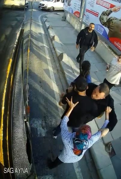 İstanbul’da İETT otobüsüne saldırıp camını kırdılar - Resim : 1