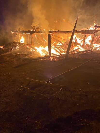 İki katlı ev ve ahır alevlere teslim oldu! - Resim : 1