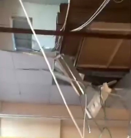 Korku dolu anlar! Asma tavanın altında kaldılar! - Resim : 2