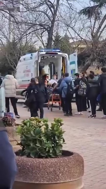 Okulunun önünde öğrenciyi bıçakladılar - Resim : 1