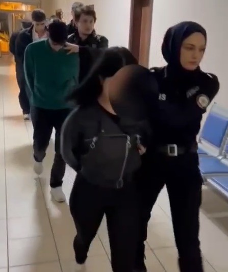 Silahla telefon gasp edenler kıskıvrak yakalandı! - Resim : 1