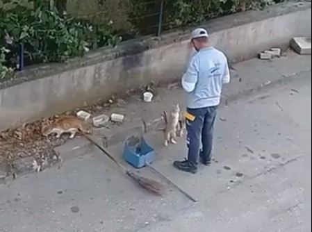 Güne sıcak bir başlangıç... Sokakları temizlerken kalplere de dokunuyor - Resim : 1