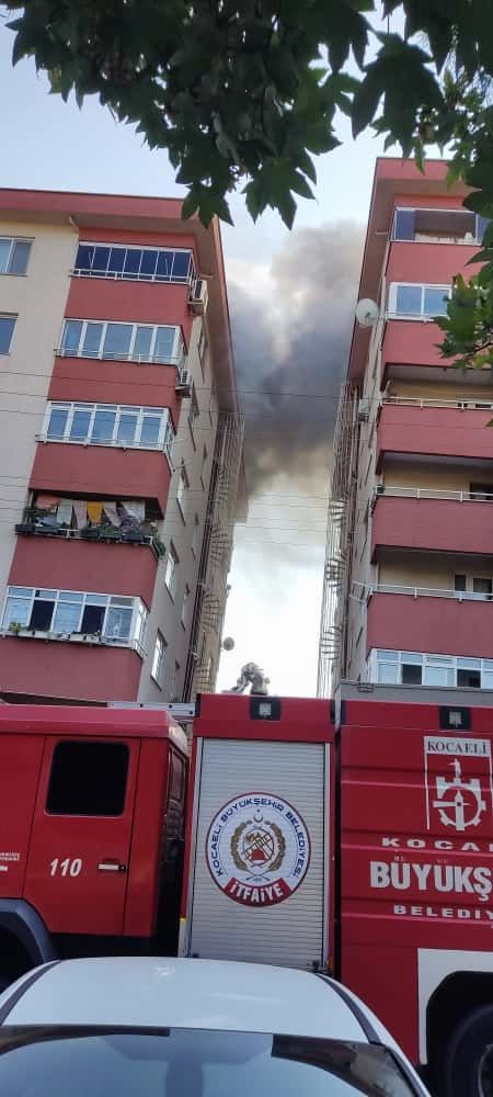 Çatıda çıkan yangın paniğe sebep oldu! - Resim: 1