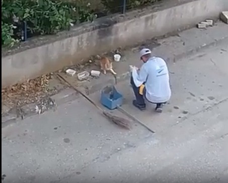 Güne sıcak bir başlangıç... Sokakları temizlerken kalplere de dokunuyor - Resim : 3