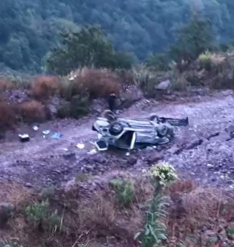 Sürücü direksiyon hakimiyeti kaybetti! Şarampole uçtu! - Resim : 1