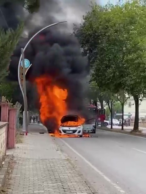Kocaeli'de seyir halindeki otomobil alev topuna döndü! - Resim : 4