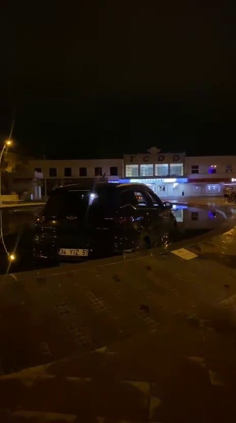 Alkollü sürücü süs havuzuna daldı, navigasyonu suçladı - Resim : 1