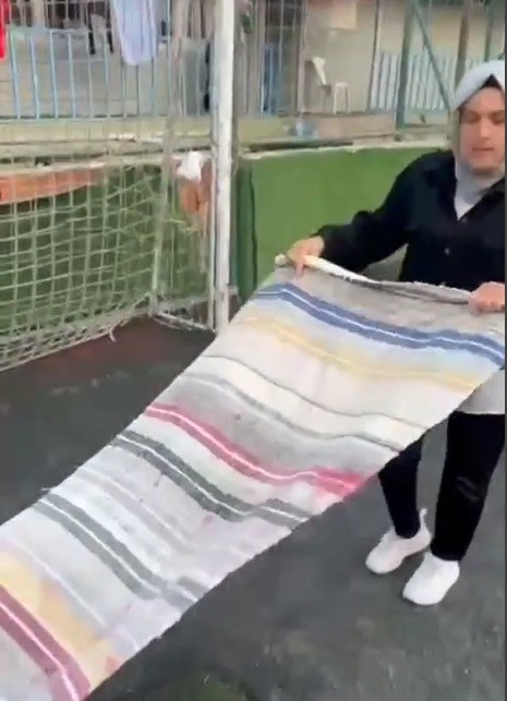 Yavuzspor’dan akıl almaz tepki! Bakıma muhtaç tesislerine evden getirdikleri halı ve kilimleri serdiler! - Resim : 2