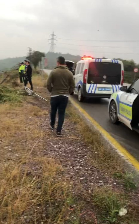 Sürücü direksiyon hakimiyeti kaybetti! Şarampole uçtu! - Resim : 2