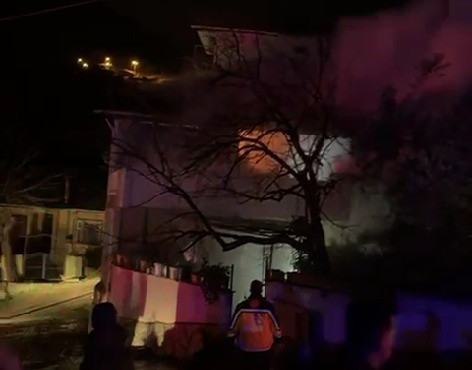 Alevlerin kapladığı ev kullanılamaz hale geldi! - Resim : 2