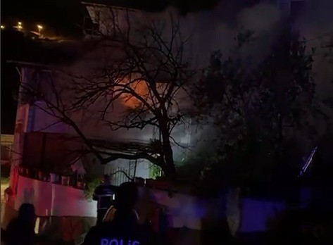 Alevlerin kapladığı ev kullanılamaz hale geldi! - Resim : 1