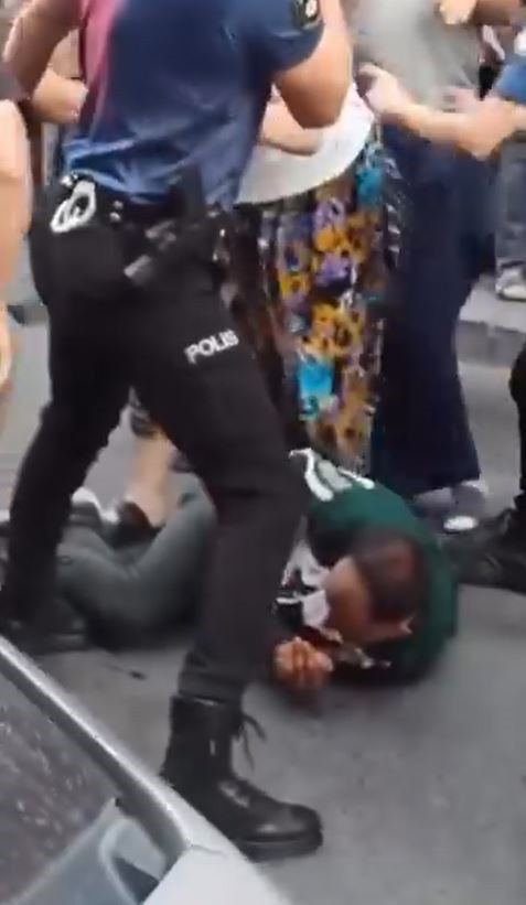 Kadını bıçaklayan şahsı vatandaşlar linç etti! - Resim : 2