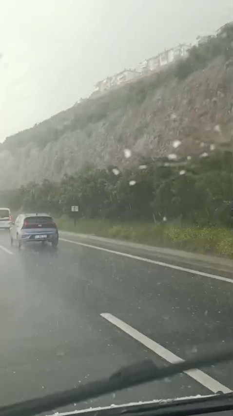 Aniden bastıran dolu sürücülere zor anlar yaşattı - Resim : 3