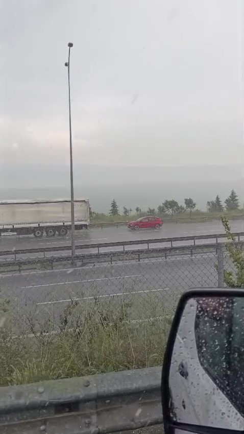 Aniden bastıran dolu sürücülere zor anlar yaşattı - Resim : 1