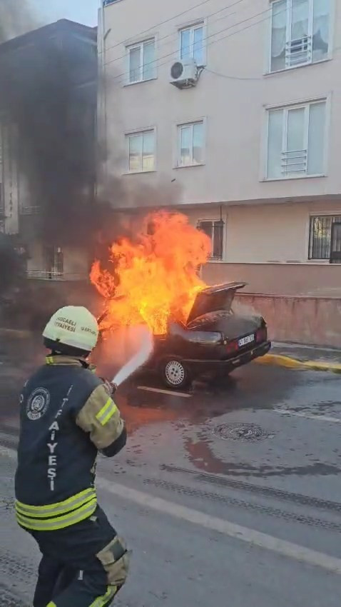 Sürücü tehlikeyi fark etti... Aracı alev topuna döndü! - Resim : 3