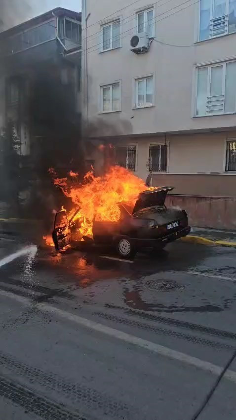 Sürücü tehlikeyi fark etti... Aracı alev topuna döndü! - Resim : 2