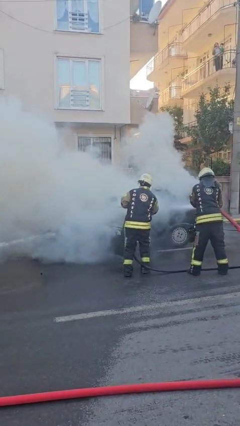 Sürücü tehlikeyi fark etti... Aracı alev topuna döndü! - Resim : 4