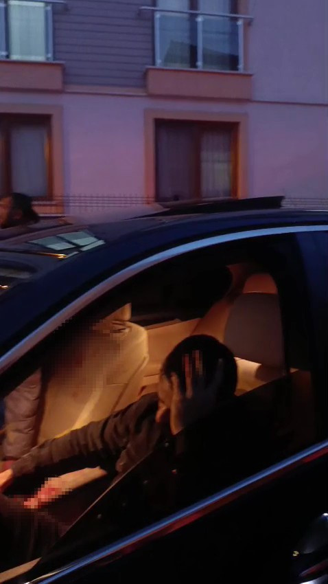 Lüks otomobilin içinde dehşeti yaşadı, kaçarken kaza yaptı - Resim : 2