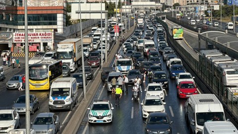 İstanbul'da zincirleme trafik kazası: 4 araç birbirine girdi!