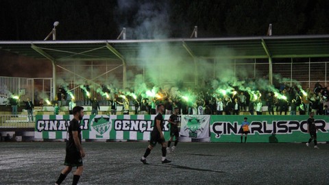 Çınarlıspor taraftarından meşale ŞOV!