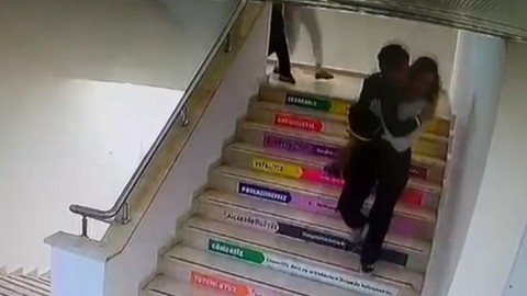 Malatya’daki depremde öğretmenin hareketi takdir topladı! Öğrencisini kucakladı