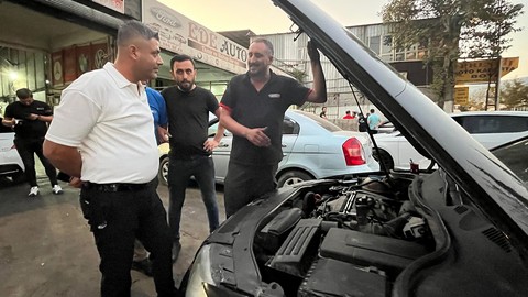 Böyle kutlama görülmedi! Arabalarını sanayiden davul zurna eşliğinde aldılar