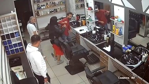 Takıntılı kadın eski kocasını darp etti! O anlar kamerada