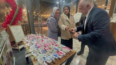Nişanda anlamlı hareket! Şeker yerine mama dağıtıldı