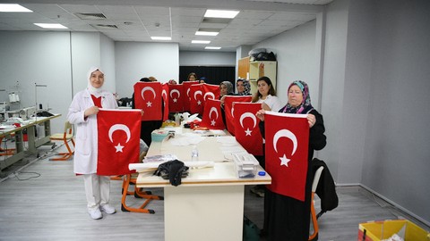 Kursiyerlerden anlam dolu çalışma! Türk bayrağı diktiler