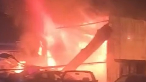 Eşi ile tartıştı: Dükkanı ateşe verdi!