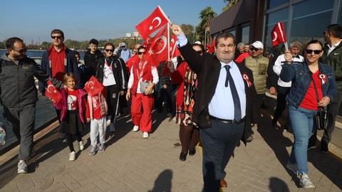 Körfez’de ‘Cumhuriyet’ yürüyüşü! Şener Söğüt konuşma yaptı