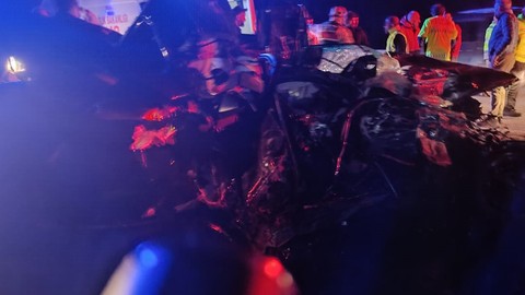 Erzincan'da kahreden kaza: Otomobil tırla çarpıştı, ölü ve yaralılar var!