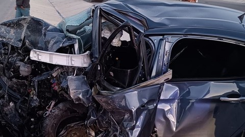 Feci kaza! Direğe çarpan lüks otomobil 4 kişiye mezar oldu