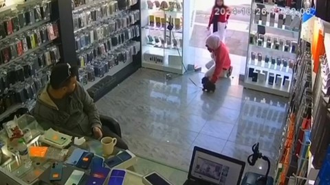 Dükkan önündeki köpeği severken ölümüne yol açtılar