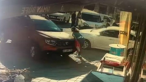 Edirne'de trafik kazası! Önce yayaya çarptı sonra marketin duvarına vurdu