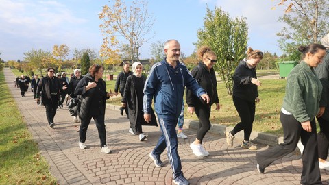 Çayırova Belediye Başkanı Bünyamin Çiftçi, vatandaşlarla birlikte spor yaptı