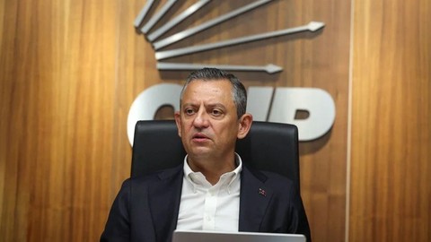 Özgür Özel Ahmet Özer'in cezaevinden gönderdiği ilk mesajı okudu!